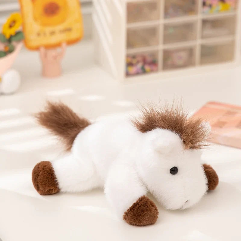 Peluche cheval couché blanc sur le sol