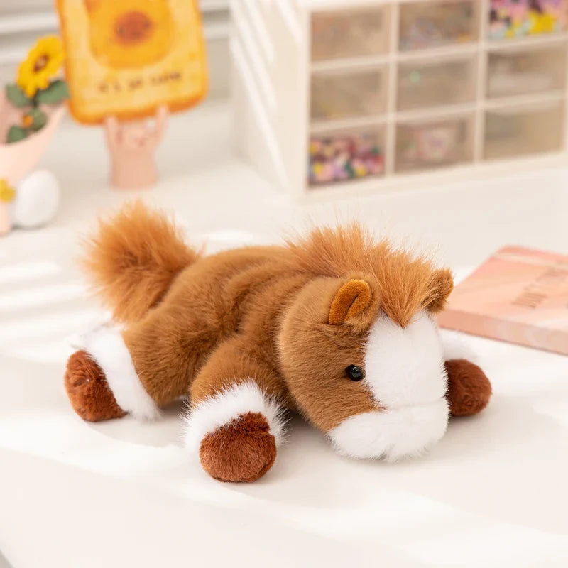Peluche cheval couché marron clair sur le sol