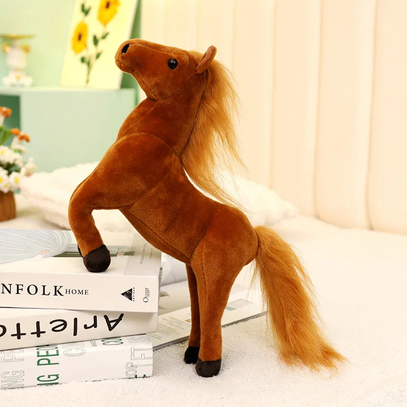 Peluche cheval doux cabrant sur un des livres ayant les pattes arrière sur un tapis