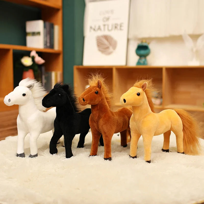 Quatre peluches chevaux doux sur un tapis alignés Image