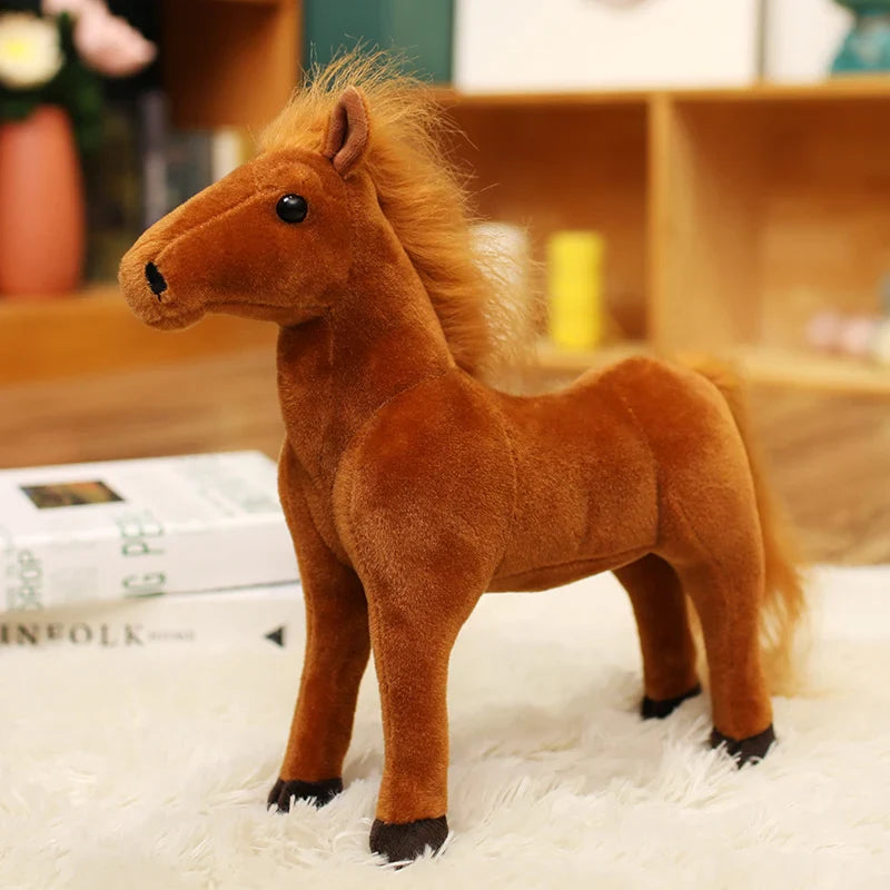 Peluche cheval doux brun sur un tapis