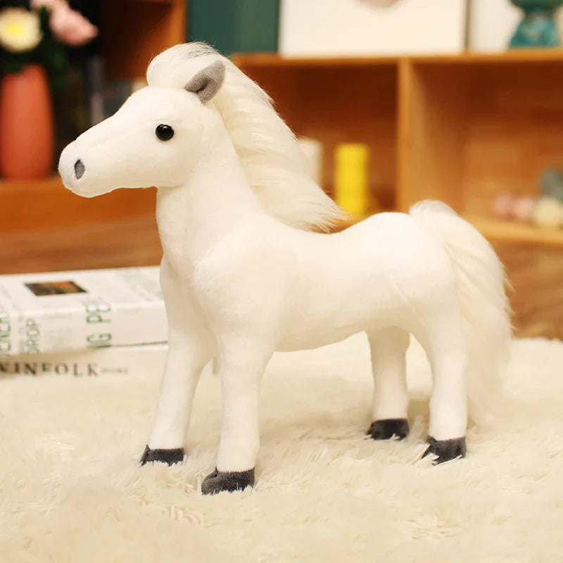 Peluche cheval doux blanc sur un tapis