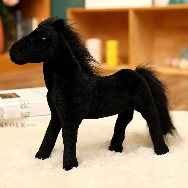 Peluche cheval doux noir sur un tapis