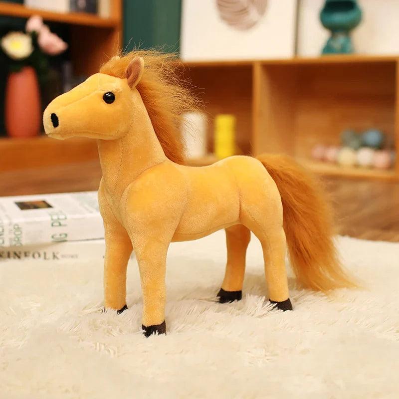 Peluche cheval doux marron sur un tapis