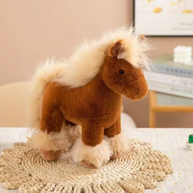 Peluche cheval marron mignon sur pose plat en osier