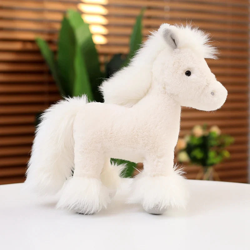 Peluche cheval blanc mignon sur une table blanche