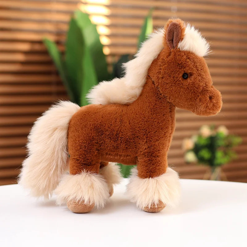 Peluche cheval marron mignon sur une table blanche