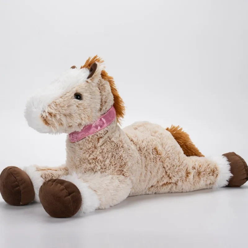 Peluche cheval posée à plat ventre sur un fond blanc 