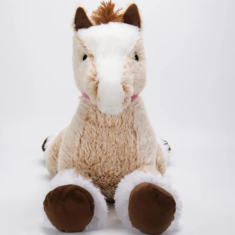 Peluche cheval posée à plat ventre sur un fond blanc de face