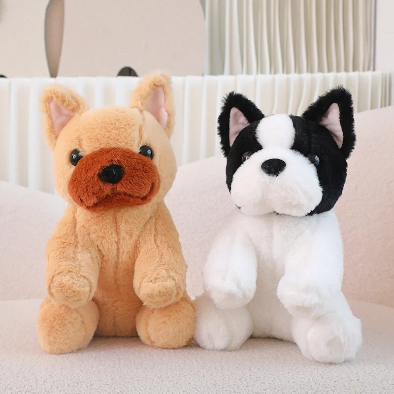 Deux peluches chiens Bouledogue Français sur un canapé