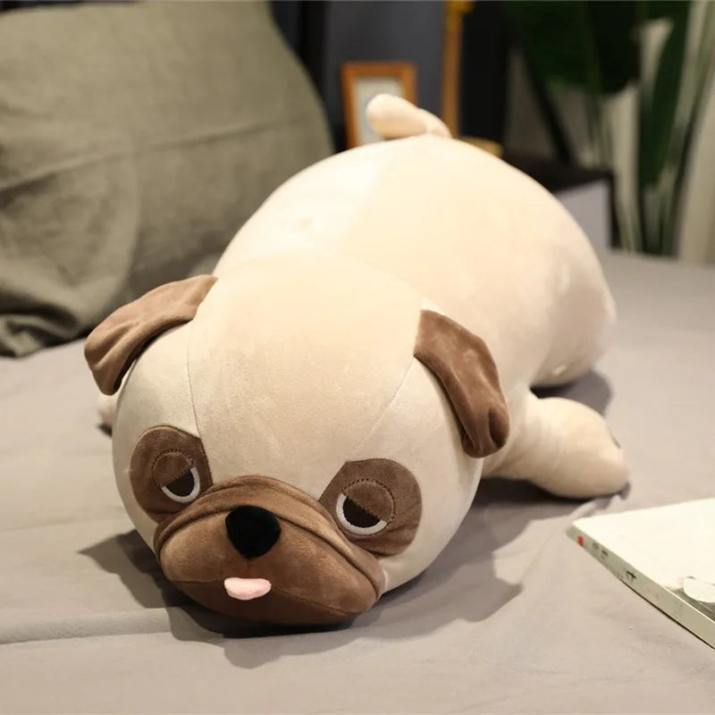 Peluche chien carlin XXL sur le lit 