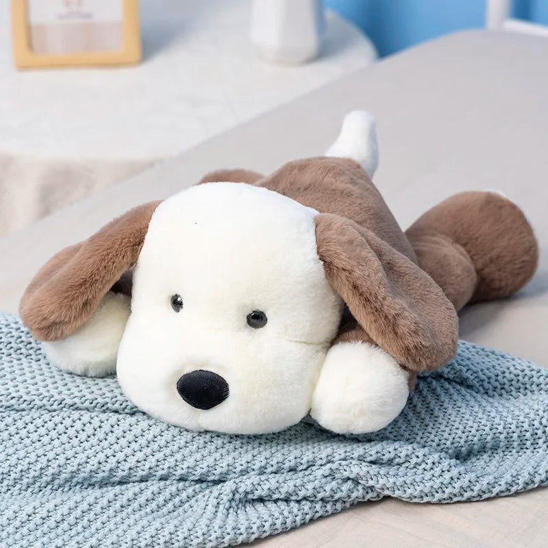 Peluche chien marron mignon sur un lit 