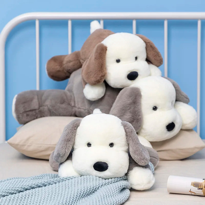 Trois Peluches chien mignon sur un lit