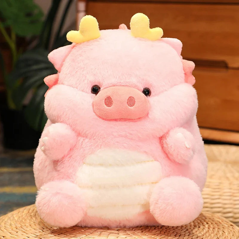 Peluche cochon dragon rose sur un panier en osier Image