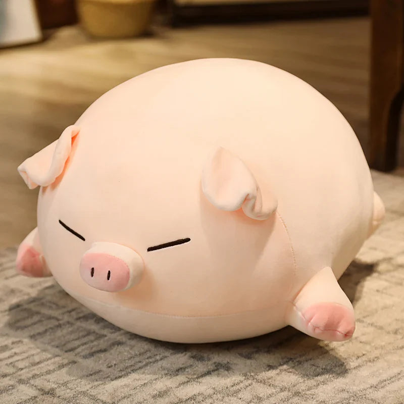 Peluche cochon grincheux en coussin sur un tapis