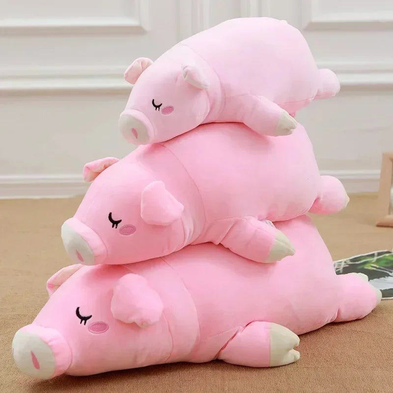 Trois peluches cochons endormies entassés sur eux-mêmes sur de la moquette