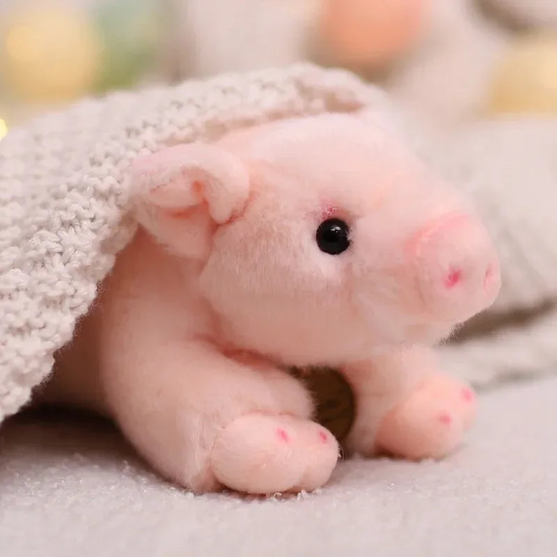 Peluche cochon caché sous une couverture Image