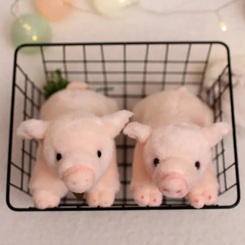 Deux peluches cochons mignons dans un panier Image