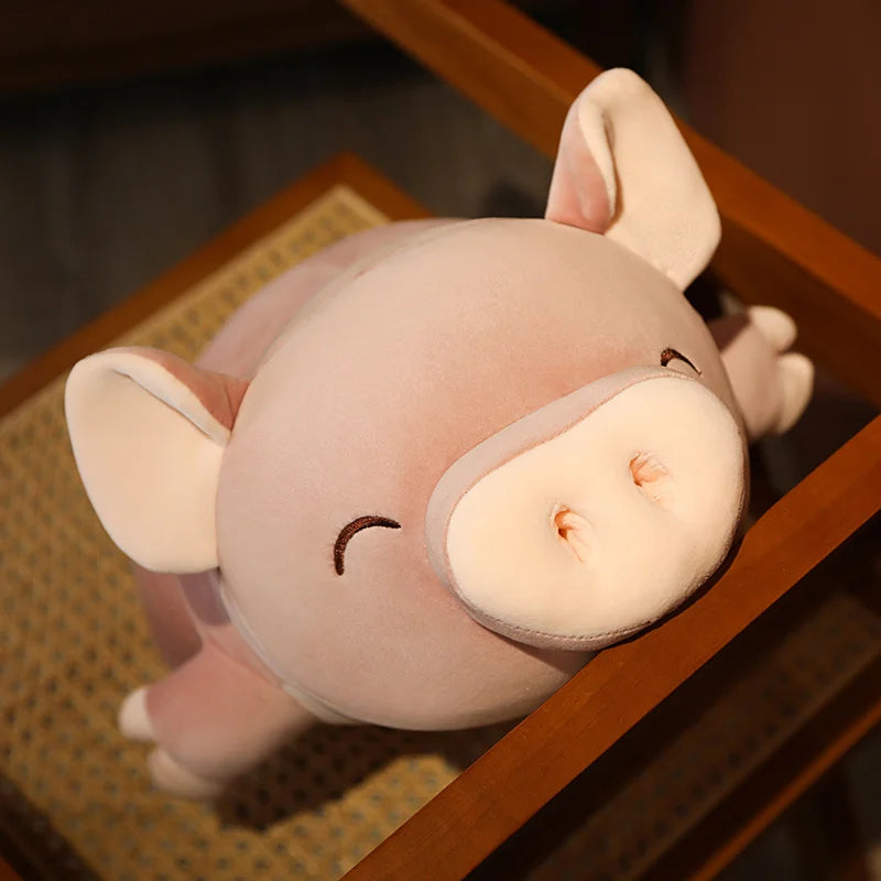 Peluche cochon smile vue de haut debout sur une chaise Image