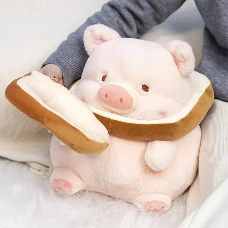 Peluche cochon toast assise à côté d'une fille avec un toast en main Image