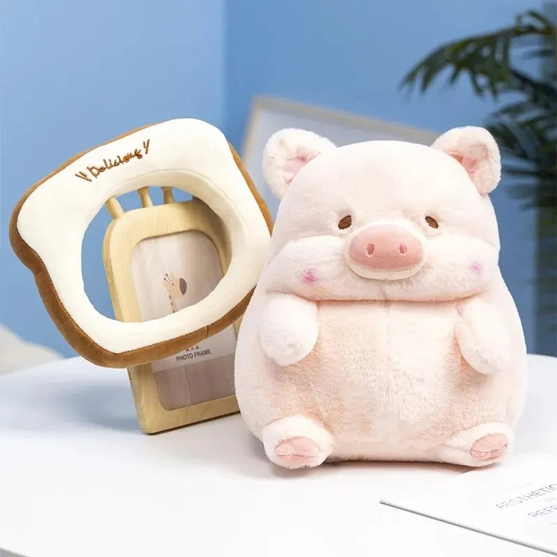 Peluche cochon toast assis sur une table séparé de son toast