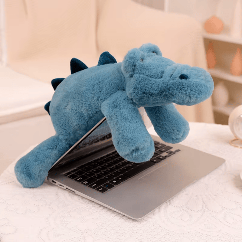 Peluche crocodile bleu posé sur un macbook pro Image
