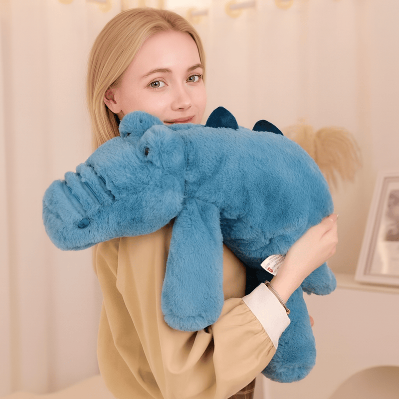 Peluche crocodile bleu posé sur l'épaule d'une fille