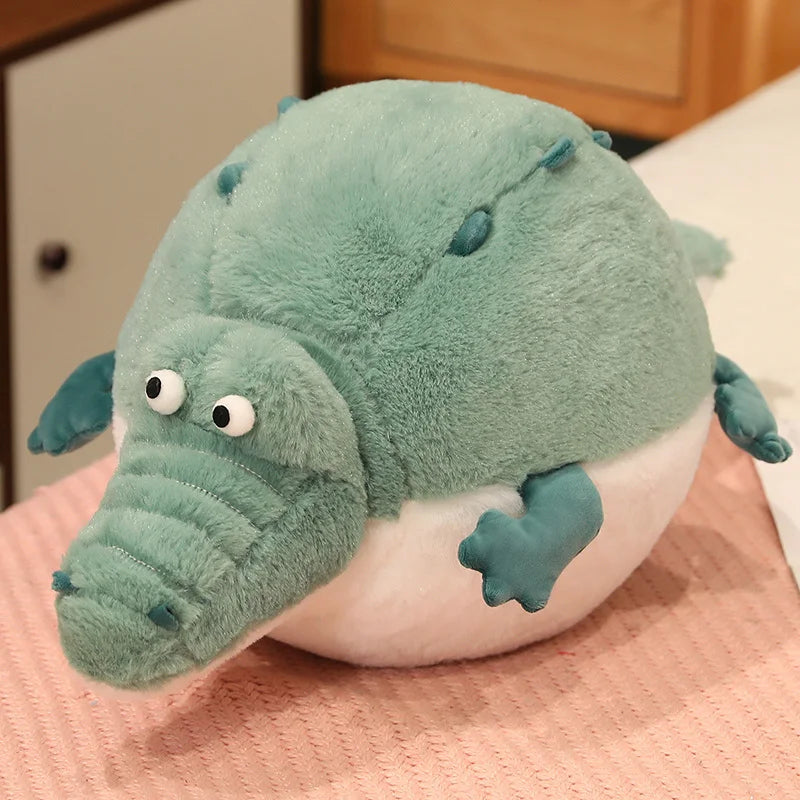 Peluche crocodile cartoon sur un lit