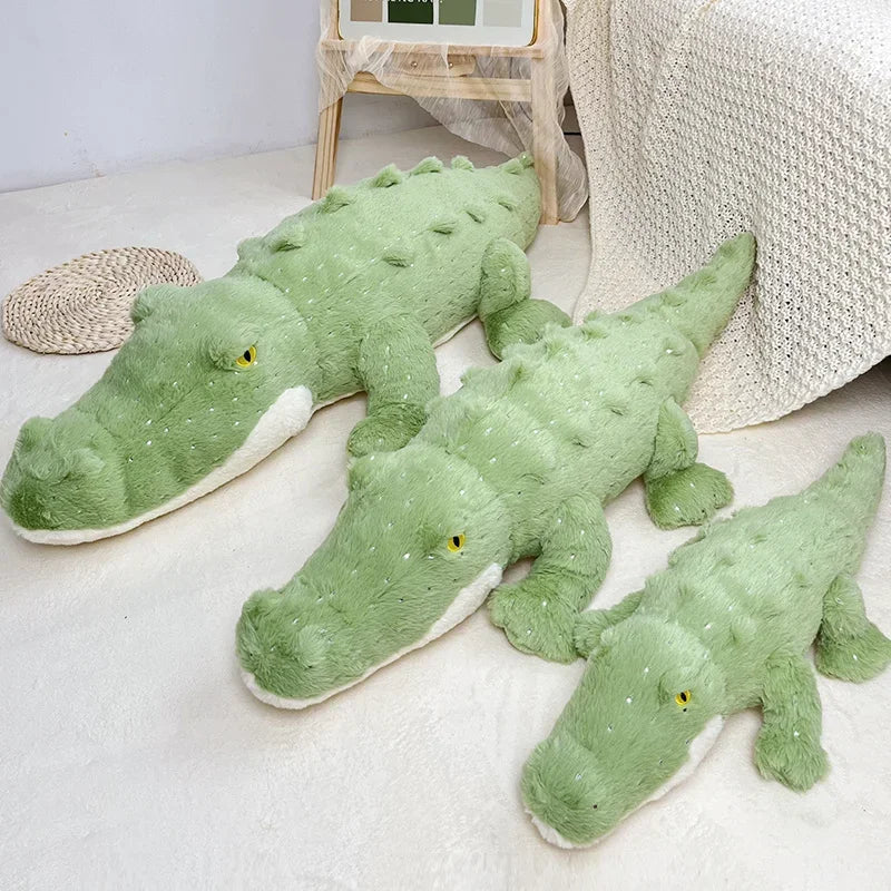 Trois peluches crocodiles sur un tapis Image
