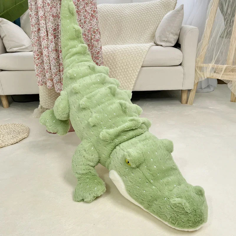Peluche crocodile tenu par la queue