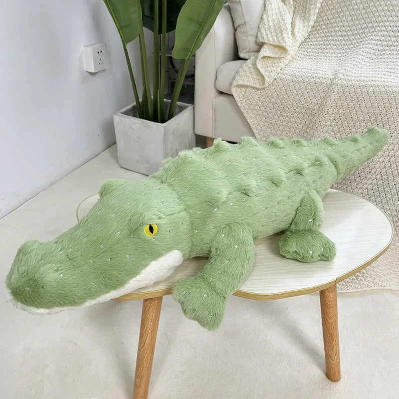 Peluche crocodile doux sur une table basse Image