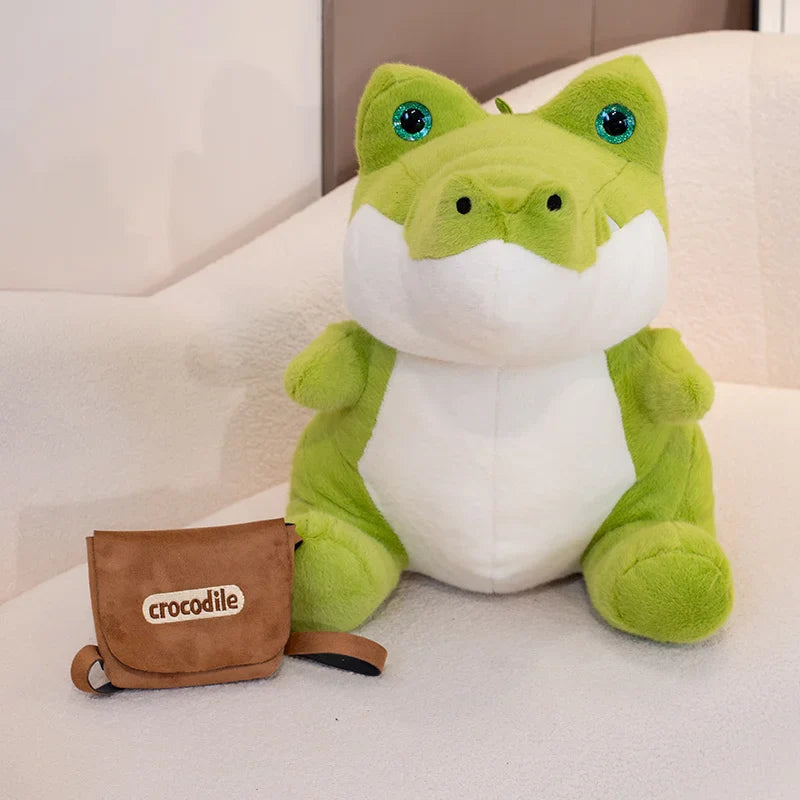 Peluche crocodile vert écolier avec son sac à dos à coter de lui Image