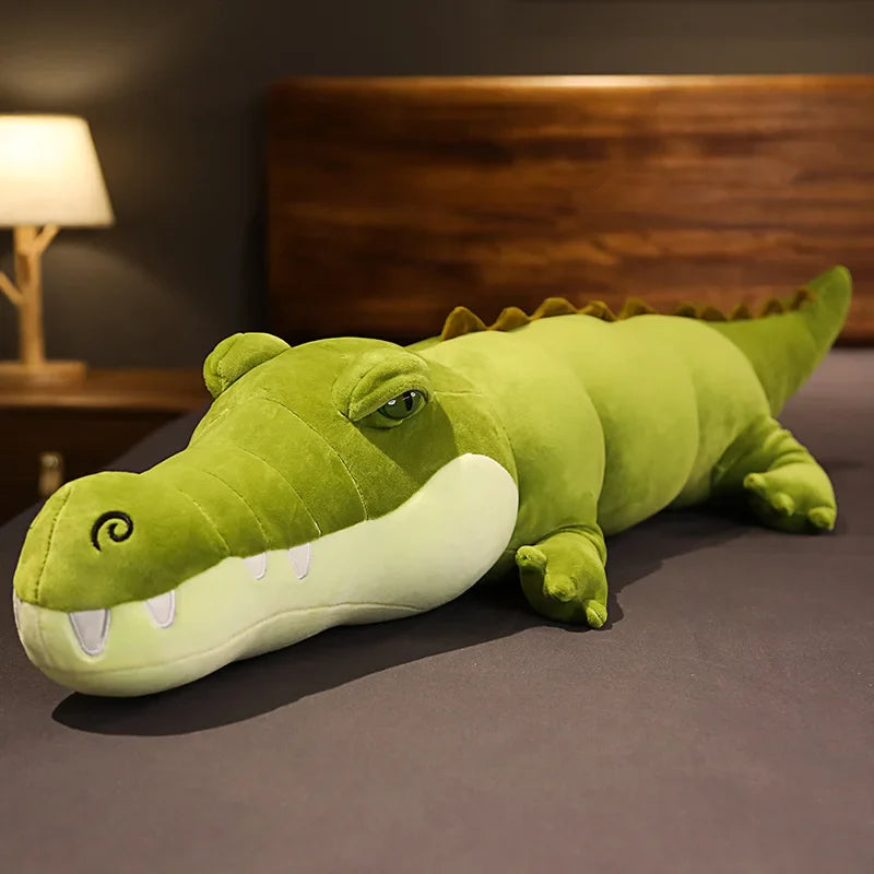 Peluche crocodile vert clair xxl sur un lit Image