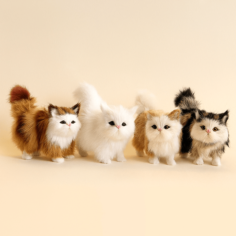 Quatre peluches de chats réalistes sur un fond beige