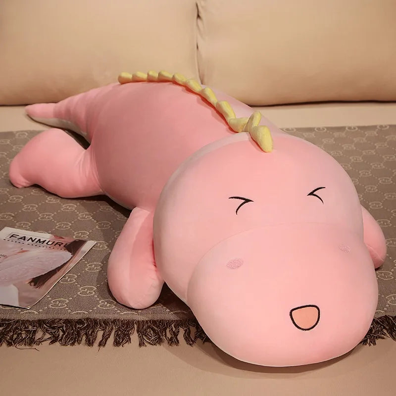 Peluche diplodocus rose sur un tapis