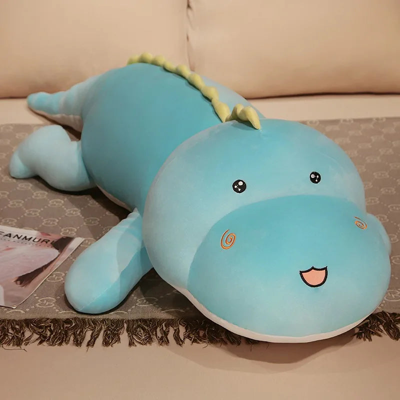 Peluche diplodocus bleu sur un tapis