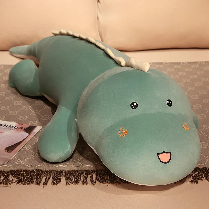 Peluche diplodocus vert sur un tapis