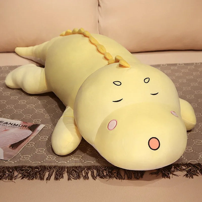 Peluche diplodocus jaune sur un tapis