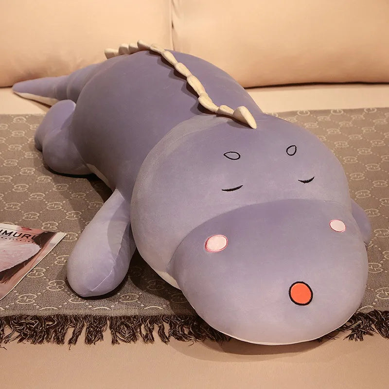 Peluche diplodocus violet sur un tapis