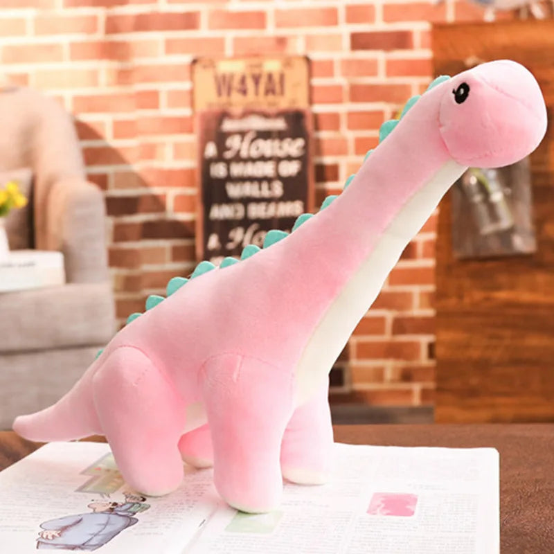 Peluche diplodocus rose réaliste sur une table