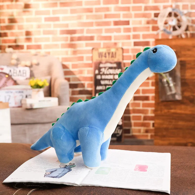 Peluche diplodocus bleue réaliste sur une table