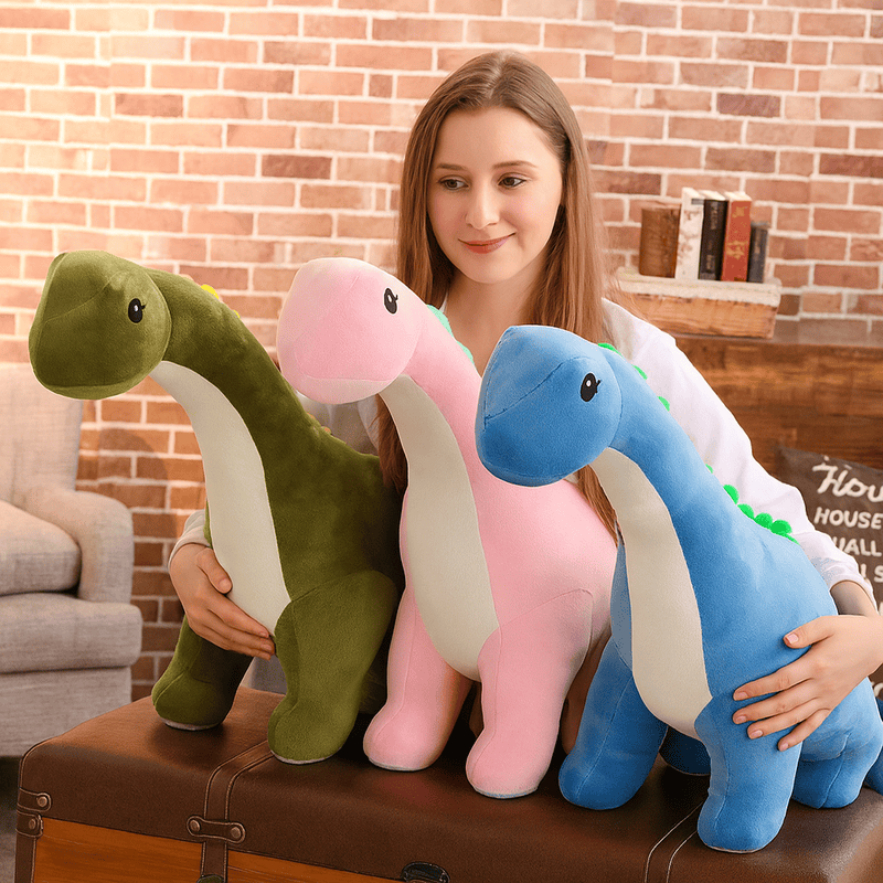 Trois peluches diplodocus réalistes colorés avec une fille derrière