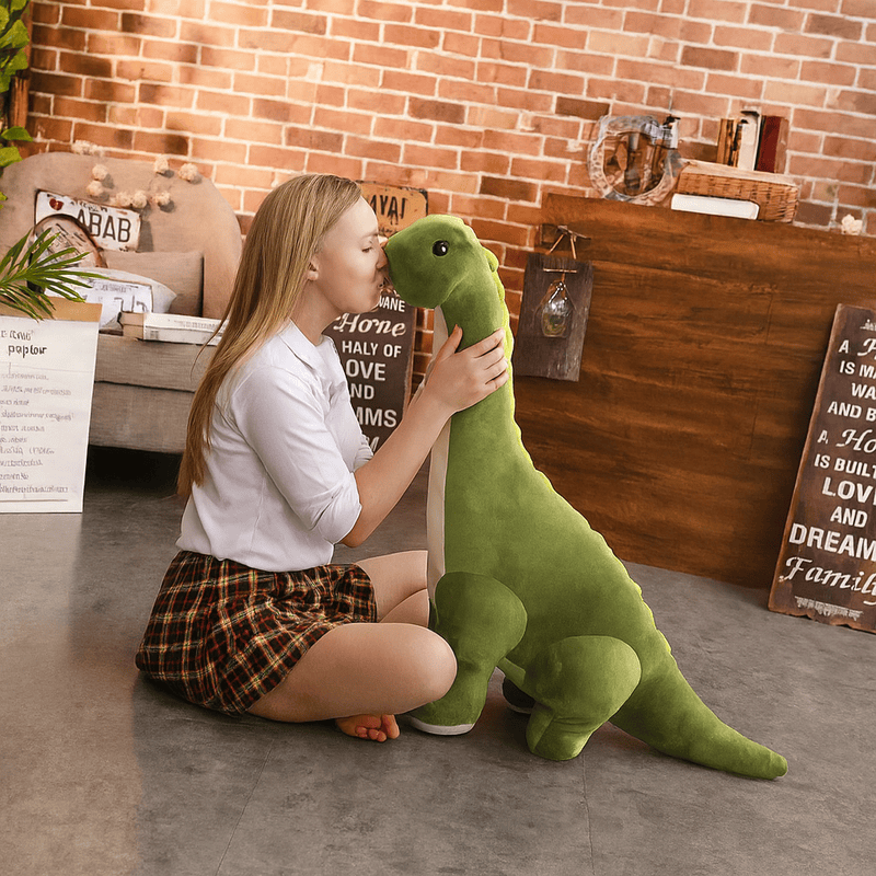 Peluche diplodocus verte réaliste devant une fille