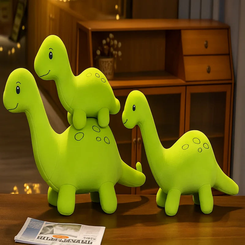 Trois peluches diplodocus vertes sur une table 