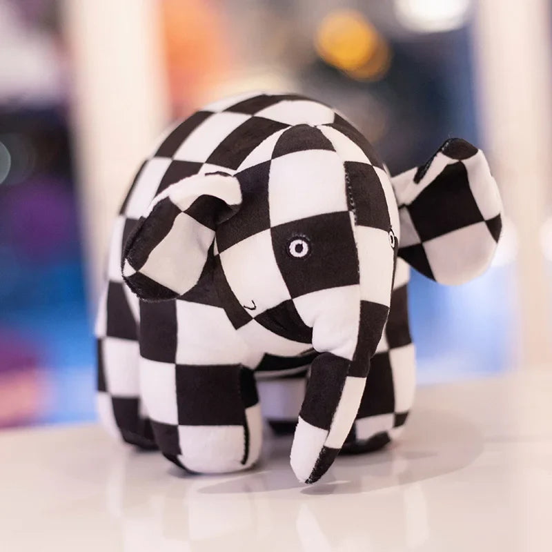 Peluche éléphant à carreaux damier sur une table