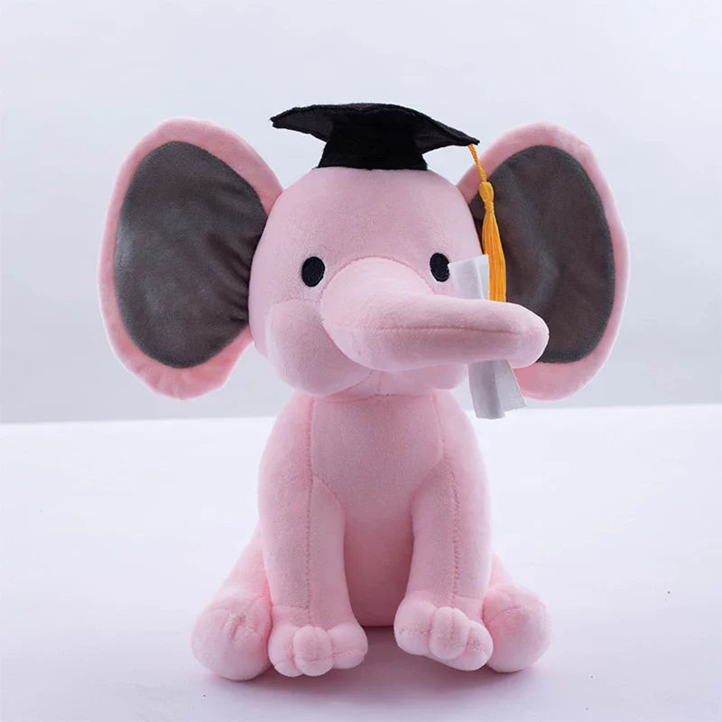 Peluche éléphant rose diplômé sur fond blanc