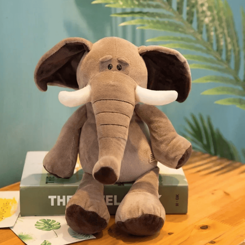 Peluche éléphant kawaii sur un livre sur un bureau  Image