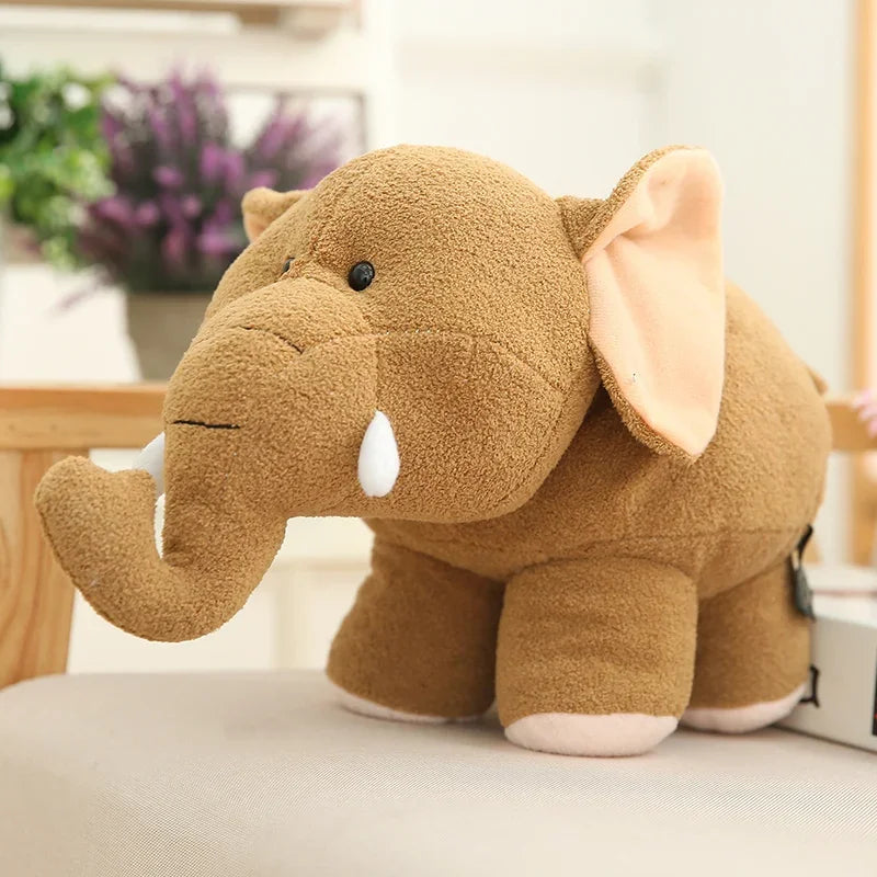 Peluche éléphant marron mignonne sur un fauteuil