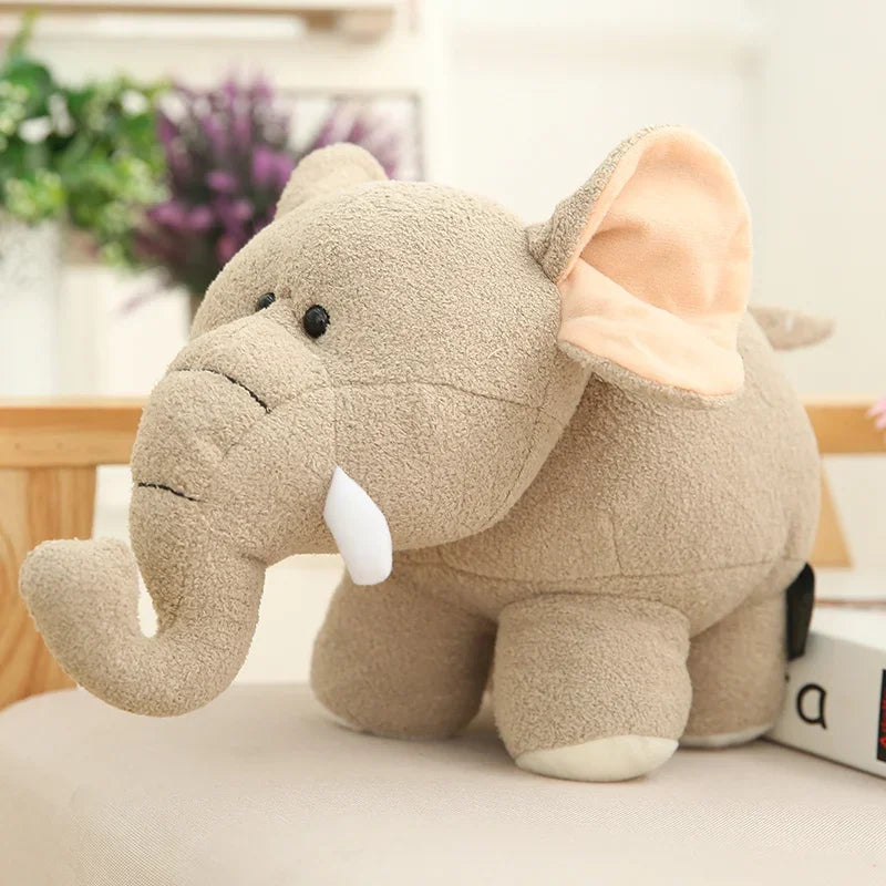 Peluche éléphant grise mignonne sur un fauteuil Image