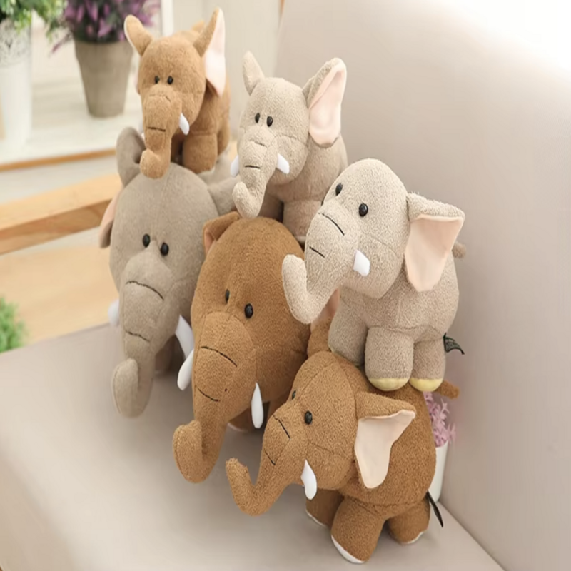 Les six peluches éléphants mignonne de couleurs grises et marrons de taille de 20cm 25cm a 35cm sur une chaise Image